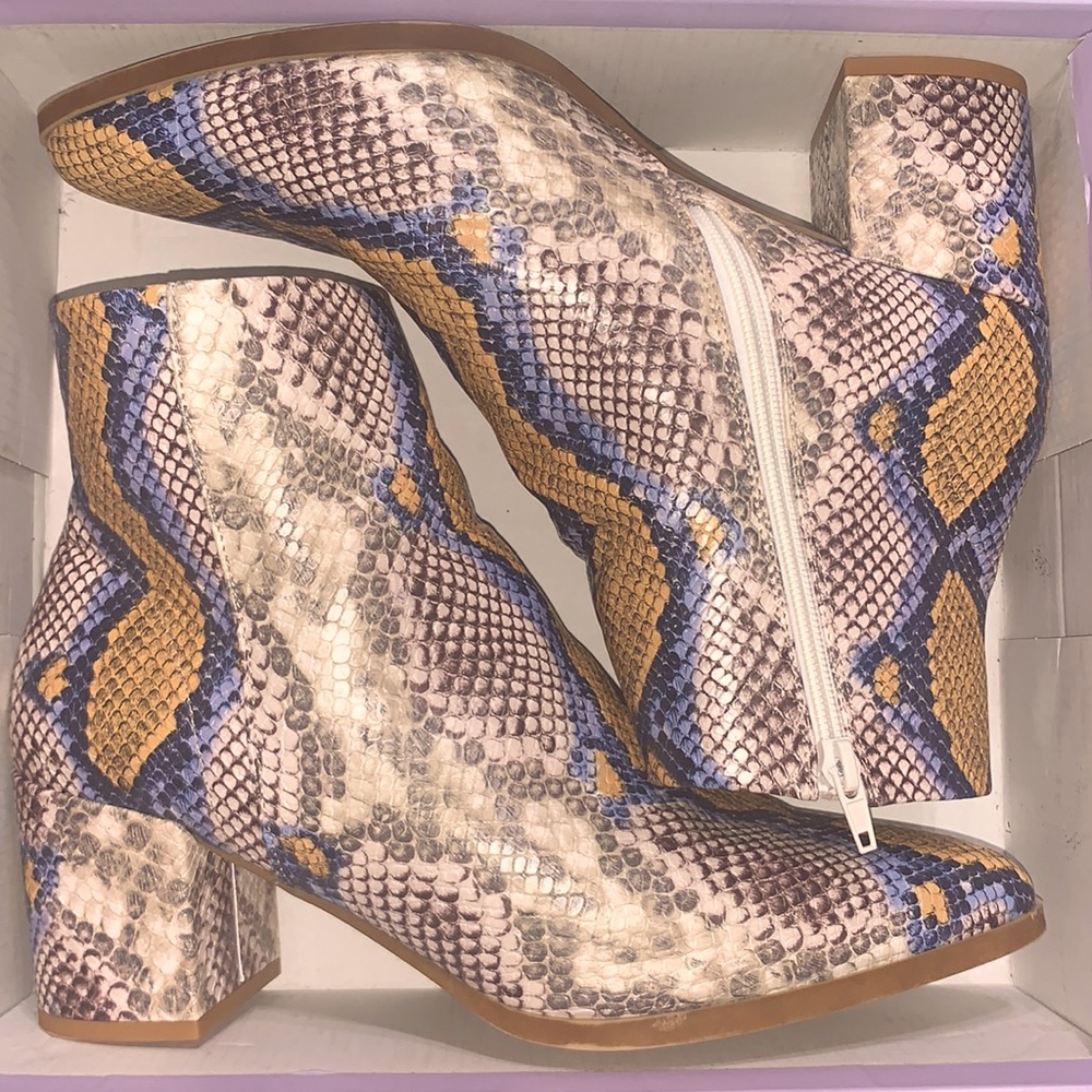 NWT Madden Girl by Steve Madden Dafnii Multi Snake Booties